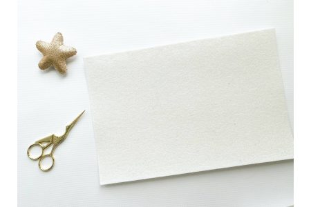 Фетр жорсткий з глітером молочний з дефектом