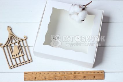 Коробка з крафт-картону білого з віконечком 150*150*30мм